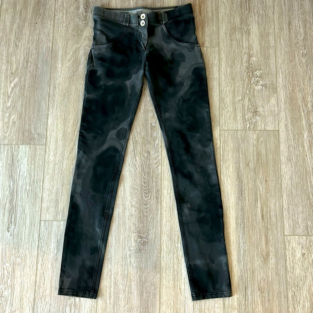 FREDDY WR UP BLACK/GREY CAMO SIZE 2 SKINNY PANTS